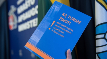 Lietuvas Aizsardzības ministrijas izdotā rokasgrāmata. Foto no ministrijas mājas lapas