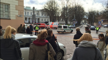 Cilvēki pulcējas Viļņas centrā pie prezidenta pils. Foto no portāla "15.min.lt"