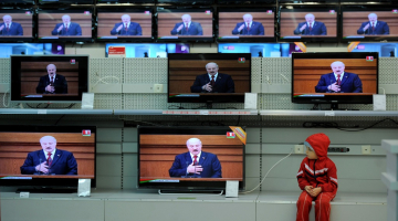 Baltkrievijas prezidents Aleksandrs Lukašenko TV ekrānos. Foto: AFP/LETA