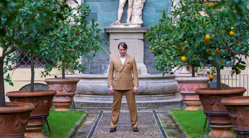 Seriāla titullomā dāņu aktieris Madss Mikelsens.