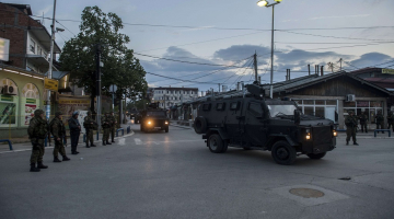 Cilvēki atstāj savas appludinātās mājas Stajkovcu ciemā netālu no Skopjes. Foto: AFP/LETA