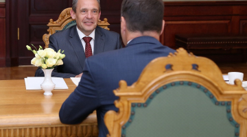 Valsts prezidents Raimonds Vējonis un Latvijas vēstnieks Azerbaidžānā Juris Maklakovs akreditācijas vēstules saņemšanas laikā Melngalvju namā. Maklakovs ir bijušais NBS komandieris. Foto: Evija Trifanova, LETA