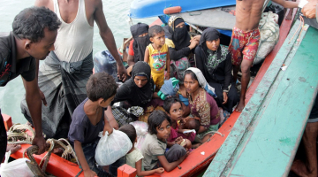 Bēgļi no Mjanmas un Bangladešas piestāj krastā. Foto: EPA/LETA
