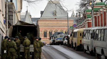 Maskava. Policisti pie Francijas vēstniecības 16.janvārī. Foto: AFP/LETA
