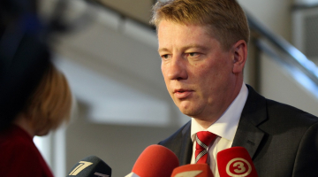 Satiksmes ministrs Anrijs Matīss pēc valdības lēmuma atbild uz žurnālistu jautājumiem. Foto: Edijs Pālens, LETA