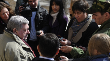 Atlaistais Novosibirskas operas teātra direktors Boriss Mezdričs (no kreisās) atbild uz žurnālistu jautājumiem. Foto: ITAR-TASS/LETA