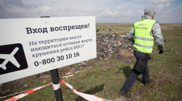 Vēl šogad aprīlī starptautiska izmeklētāju komanda ieradās Ukrainā lidmašīnas katastrofas vietā meklēt upuru atliekas. Uzraksts katastrofas vietā brīdina, ka te varētu būt mirušu cilvēku paliekas. Foto: ITAR-TASS/LETA
