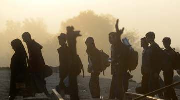 Migranti šķērso Grieķijas un Maķedonijas robežu. Foto: EPA/LETA