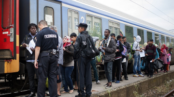 Migranti 30.jūnijā uz Maķedonijas robežas gatavojas iekāpt vilcienā, kas dodas uz Serbijas pilsētu Gevgeliju. Viņu mērķis ir Eiropas ziemeļvalstis. Foto: AFP/LETA