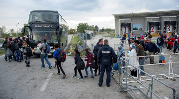 Sīrijas migranti uz Ungārijas - Austrijas robežas Nikelsdorfā Austrijā. Foto: AFP/LETA
