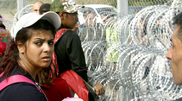 Migranti un bēgļi pie slēgtās Serbijas-Ungārijas robežas. Foto: EPA/LETA