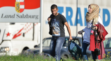 Migranti pie Zalcburgas Austrijā. Foto: EPA/LETA