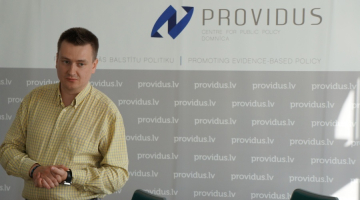 Aleksejs Aņisimovs iepazīstina ar savu projektu. Foto no personīgā arhīva
