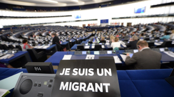 Eiropas Parlamentā uzraksts: "Esmu migrants." Foto: EPA/LETA