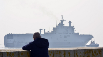"Mistral" klases karakuģis "Sevastopol" Francijas ostas pilsētas Sentnazāras ūdeņos. Foto: AFP/LETA