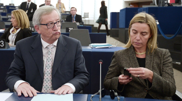 Federika Mogerīni (pa labi) un EK prezidents Žans Klods Junkers. Foto: AFP/LETA