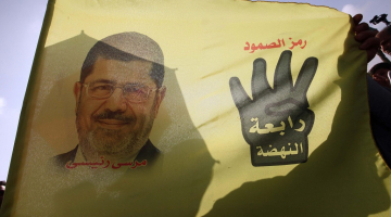 Muhameda Mursi portrets uz karoga. Foto: EPA/LETA