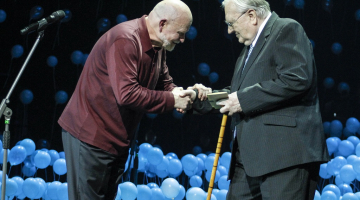 Komponists Pēteris Vasks DNB bankas speciālo balvu "Par talantu audzināšanu" pasniedz pedagogam, diriģentam un komponistam Jānim Kaijakam. Foto: Ģirts Ozoliņš, F64