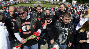 Putinu atbalstošie motociklisti "Nakts vilki" Berlīnes Treptova parkā šogad 9.maijā. Foto: AFP/LETA