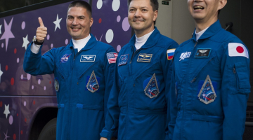 Kosmosa kuģis starptautiskajā kosmosa stacijā nogādājis Krievijas Federālās kosmosa aģentūras pārstāvi Oļegu Konoņenko (centrā), NASA lidojumu inženieri Kjellu Lindgrēnu (pa kreisi) un Japānas Aerokosmosa izpētes aģentūras pārstāvi Kimiju Jui. Foto: EPA/LETA