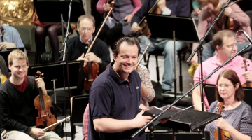 Diriģents Andris Nelsons pie Birmingemas simfoniskā orķestra pults. Foto: Rūta Kalmuka, F64