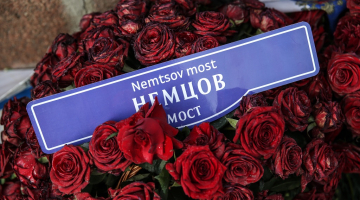 Ņemcova tilts - vēsta uzraksts uz plāksnītes, kuru tā arī nav izdevies novietot politiķa Borisa Ņemcova slepkavības vietā. Foto: ITAR-TASS/LETA