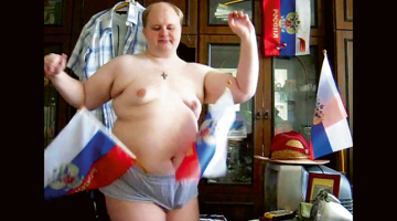 Filmas Muļķiem vietas nav pamatā ir krieva Sergija Astahova pašfilmēta videobloga epizodes — nenosakāma vecuma vīrietis ir gejs, taču tik ļoti pārņemts ar putinisko patriotismu un pareizticību, ka «brīvprātīgi piespiedu kārtā» dodas uz psihiatrisko slimnīcu, lai no šīs «slimības» ārstētos