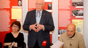 Eiropas Parlamenta deputāte, Okupācijas muzeja biedrības biedre Sandra Kalniete (no kreisās), Okupācijas muzeja biedrības valdes priekšsēdis Valters Nollendorfs un biedrības valdes loceklis Rihards Pētersons piedalās preses konferencē Latvijas Okupācijas muzejā, kurā aizstāv muzeja paplašināšanas ieceri.  Foto: Ieva Lūka, LETA