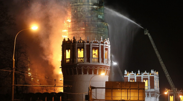 Deg Novodevičjes klostera tornis Maskavā. Foto: EPA/LETA