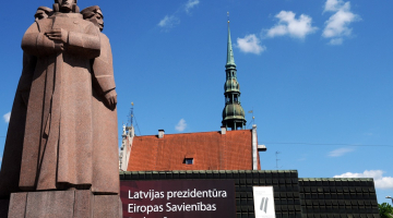 Strēlnieku laukums un Okupācijas muzeja ēka. Foto: Edijs Pālens, LETA