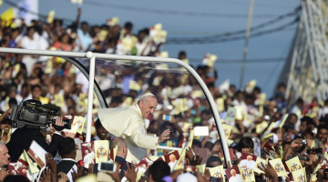 Pāvests Francisks sveicinās ar filipīniešiem. Foto: AFP/LETA