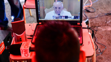 Pāvesta Franciska runu klausās internetā. Foto: AFP/LETA