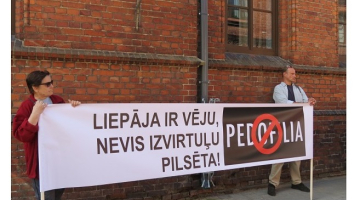 Protestētāji pie Liepājas tiesas. Foto no portāla "Liepajniekiem.lv"