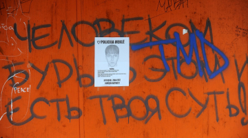 Policijas meklētā Imantas pedofila portrets tika izlīmēts ielās. Foto: Ieva Lūka, LETA