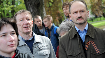 Partijas "Latvijas Krievu savienība" līdzpriekšsēdētājs Miroslavs Mitrofanovs (no labās) un Jurijs Petropavlovskis pirms gada 8.maijā piedalās Latvijas Krievu savienības rīkotajā mītiņā "pret politisko un militāro teroru Ukrainā" iepretim Ukrainas vēstniecībai. Foto: Ieva Lūka, LETA