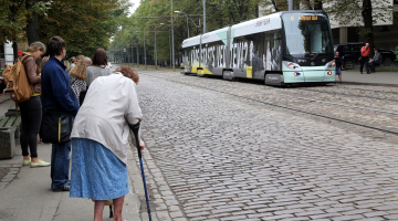 Rīgas sabiedriskā transporta pieturvieta. Foto: Evija Trifanova, LETA