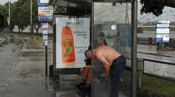 Pieturvietās Rīgā reklāmas izvietošana joprojām Rīgas domes valdošos atbalstošajai "JCDecaux Latvija". Foto: Edijs Pālens, LETA