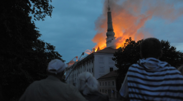 Degošā Rīgas pils pirms diviem gadiem. Foto: Gints Ivuškāns, F64