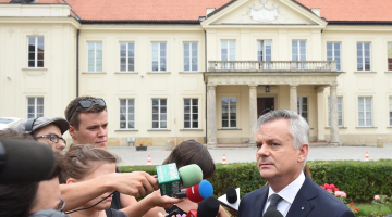 Polijas kultūras ministra vietnieks Pjotrs Zuhovskis 28.augustā preses konferencē Varšavā stāsta par atrasto nacistu "zelta vilcienu". Foto: EPA/LETA
