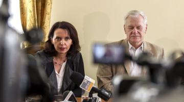 Valbžihas mēra vietnieks Zigmunts Novačiks (pa labi) preses konferencē kopā ar nacistu vilciena atradēju pārstāvi Malgoržatu Sosnovsku. Foto: EPA/LETA