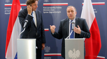 Polijas ārlietu ministrs Gžegožs Shetina (pa labi) un Nīderlandes ārlietu resora vadītājs Berts Kunders preses konferencē. Foto: EPA/LETA