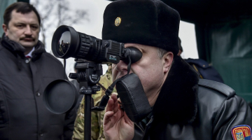 Ukrainas prezidents Petro Porošenko armijas mācību bāzē. Foto: EPA/LETA