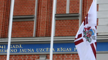 Valsts prezidenta standarts pie Melngalvju nama. Foto: Edijs Pālens, LETA