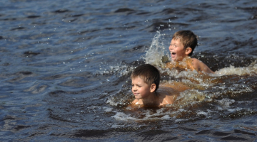 Puikas peldas Daugavā pie Lucavsalas. Foto: Evija Trifanova, LETA