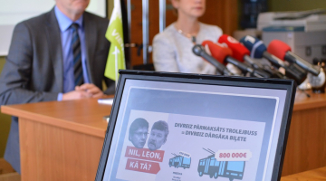 Rīgas domes "Vienotības" frakcijas deputāti Olafs Pulks un Sarmīte Ēlerte piedalās preses konferencē, kas veltīta Rīgas domes ārkārtas sēdes sasaukšanai, lai lemtu par domes Satiksmes departamenta direktora Vitālija Reinbaha atbrīvošanu no amata. Foto: Elvis Dāgs Vīgants, LETA