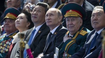 Krievijas prezidents Vladimirs Putins (centrā) parādes laikā ar saviem atbalstītājiem - Ķīnas prezidentu Sji Dzjiņpinu (pa kreisi no Putina) un Kazahstānas prezidentu Nursultanu Nazarbajevu (no labās). Foto: AFP/LETA