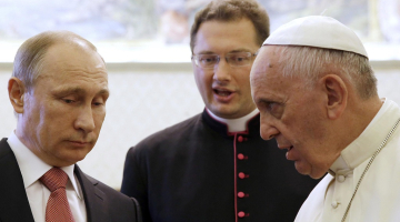 Krievijas prezidents Vladimirs Putins (no kreisās) sarunā ar pāvestu Francisku. Foto: EPA/LETA