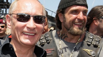 Krievijas prezidents Vladimirs Putins (no kreisās) un "Nakts vilku" vadonis Aleksandrs Zaldostanovs. Foto: AFP/LETA