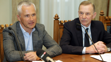 Būvuzņēmuma "RE&RE" vadītāji Ainārs Pauniņš (no kreisās) un Didzis Putniņš piedalās preses konferencē. Vēl pirms Zolitūdes lielveikala sabrukšanas. Foto: Ieva Čīka, LETA