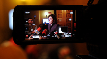 Ekonomikas ministre Dana Reizniece-Ozola (ZZS) pēc valdības sēdes, kurā lēma par nepiedalīšanos "Expo", atbild uz žurnālistu jautājumiem. Foto: Edijs Pālens, LETA